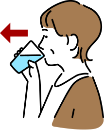 水を飲む女性イメージ